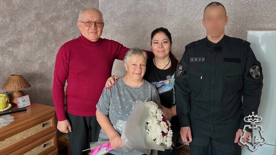 Камчатские росгвардейцы в День матери: память о героях и поддержка их семей