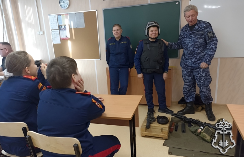 Камчатские росгвардейцы рассказали школьникам о службе и истории ведомства