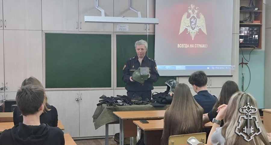 Камчатские росгвардейцы рассказали школьникам о службе и истории ведомства