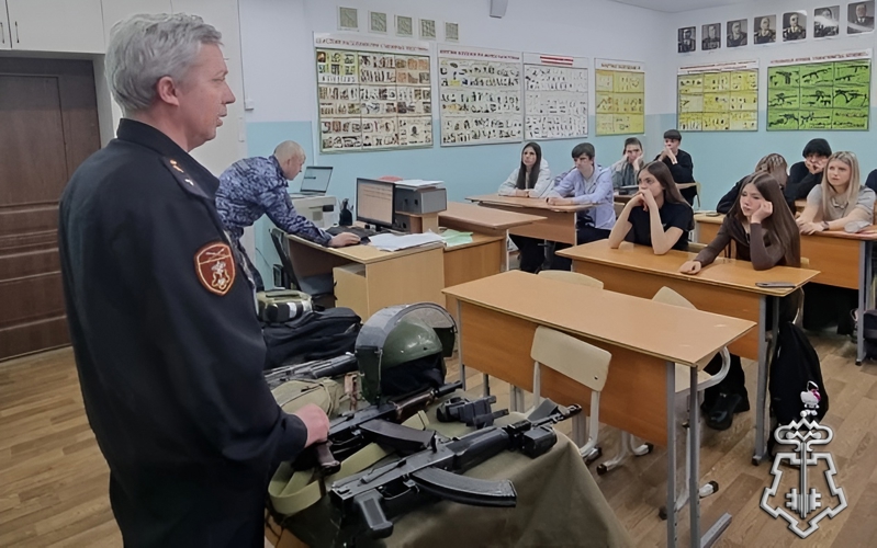 Камчатские росгвардейцы рассказали школьникам о службе и истории ведомства
