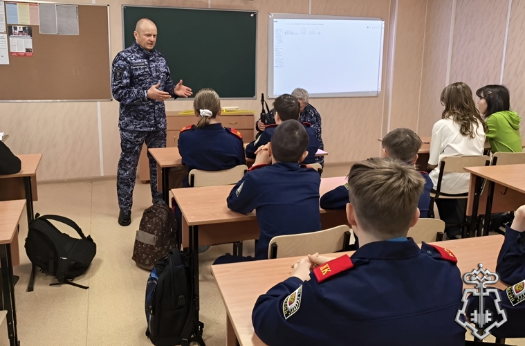 Камчатские росгвардейцы рассказали школьникам о службе и истории ведомства