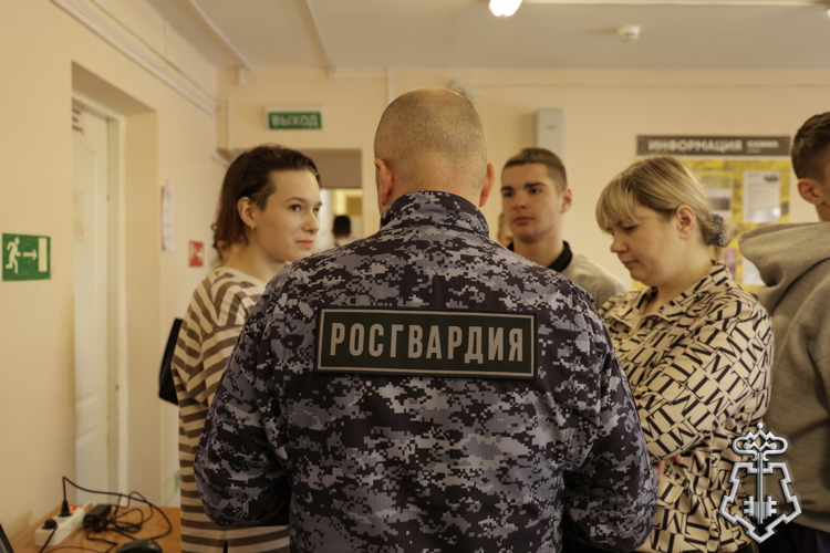 Офицеры вневедомственной охраны Росгвардии на Камчатке проводят профориентационные встречи для школьников и студентов