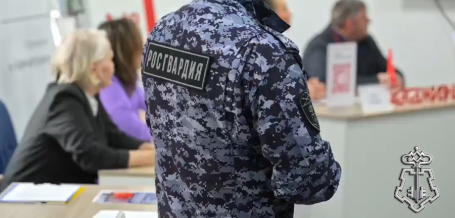 На Камчатке Росгвардия приняла участие в ярмарке вакансий для выпускников колледжа