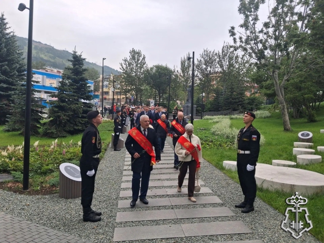  Росгвардейцы почтили память героев обороны Петропавловска-Камчатского